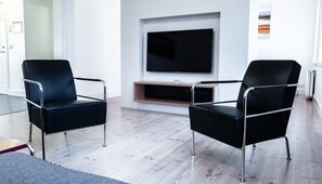 สแตนดาร์ดอพาร์ทเมนท์, 1 ห้องนอน | บริเวณนั่งเล่น | ทีวีจอแบน 42 นิ้ว พร้อมช่องดาวเทียม, ทีวี