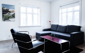 สแตนดาร์ดอพาร์ทเมนท์, 1 ห้องนอน | บริเวณนั่งเล่น | ทีวีจอแบน 42 นิ้ว พร้อมช่องดาวเทียม, ทีวี