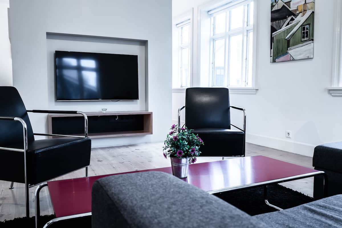 Standard-Apartment, 1 Schlafzimmer | Wohnbereich | 42-Zoll-Flachbildfernseher mit Satellitenempfang, Fernseher