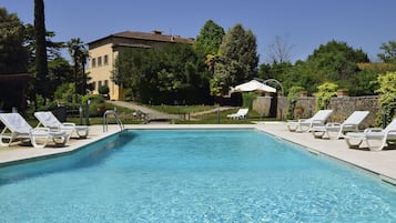 AuĂenpool, LiegestĂŒhle