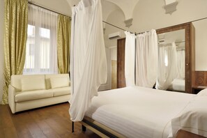 Superior Room | Premium bedding, minibar, in-room safe, desk - Villa Sabolini (Colle di Val d'Elsa)