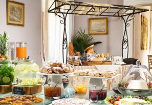 Free daily buffet breakfast  - Villa Sabolini (Colle di Val d'Elsa)