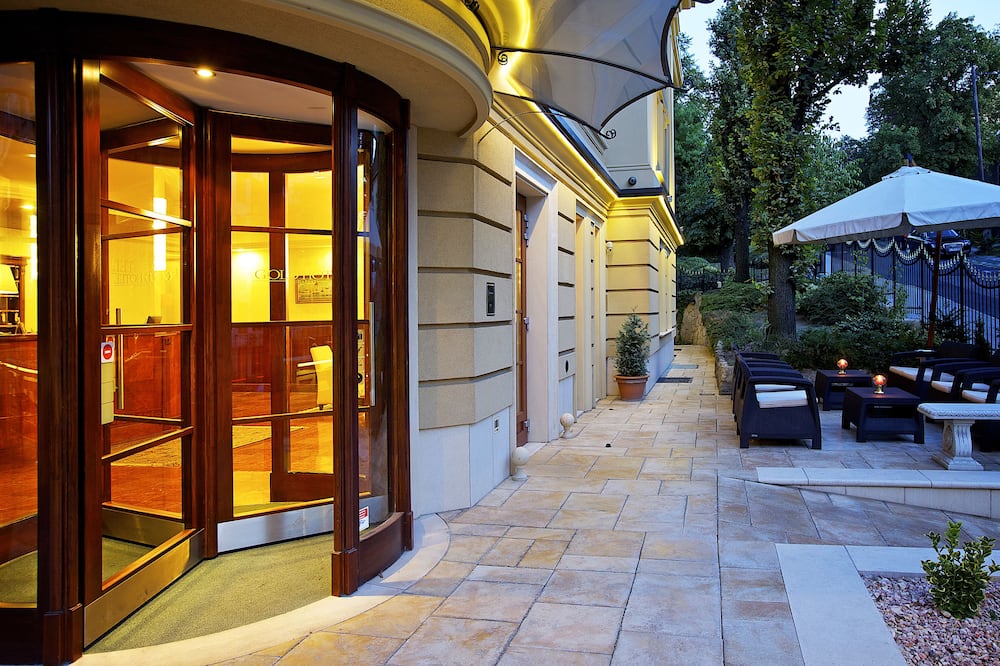 Gold Apartments