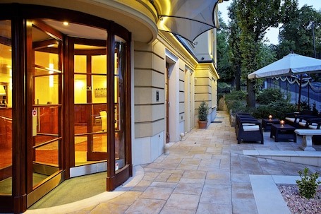 Réception. Gold Apartments