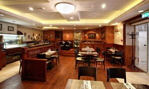 Daily buffet breakfast (EUR 16 per person) - Gold Apartments (Budapest)