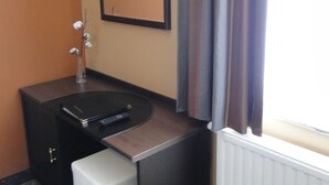 Une petite salle de bain avec un lavabo, un miroir et des toilettes.