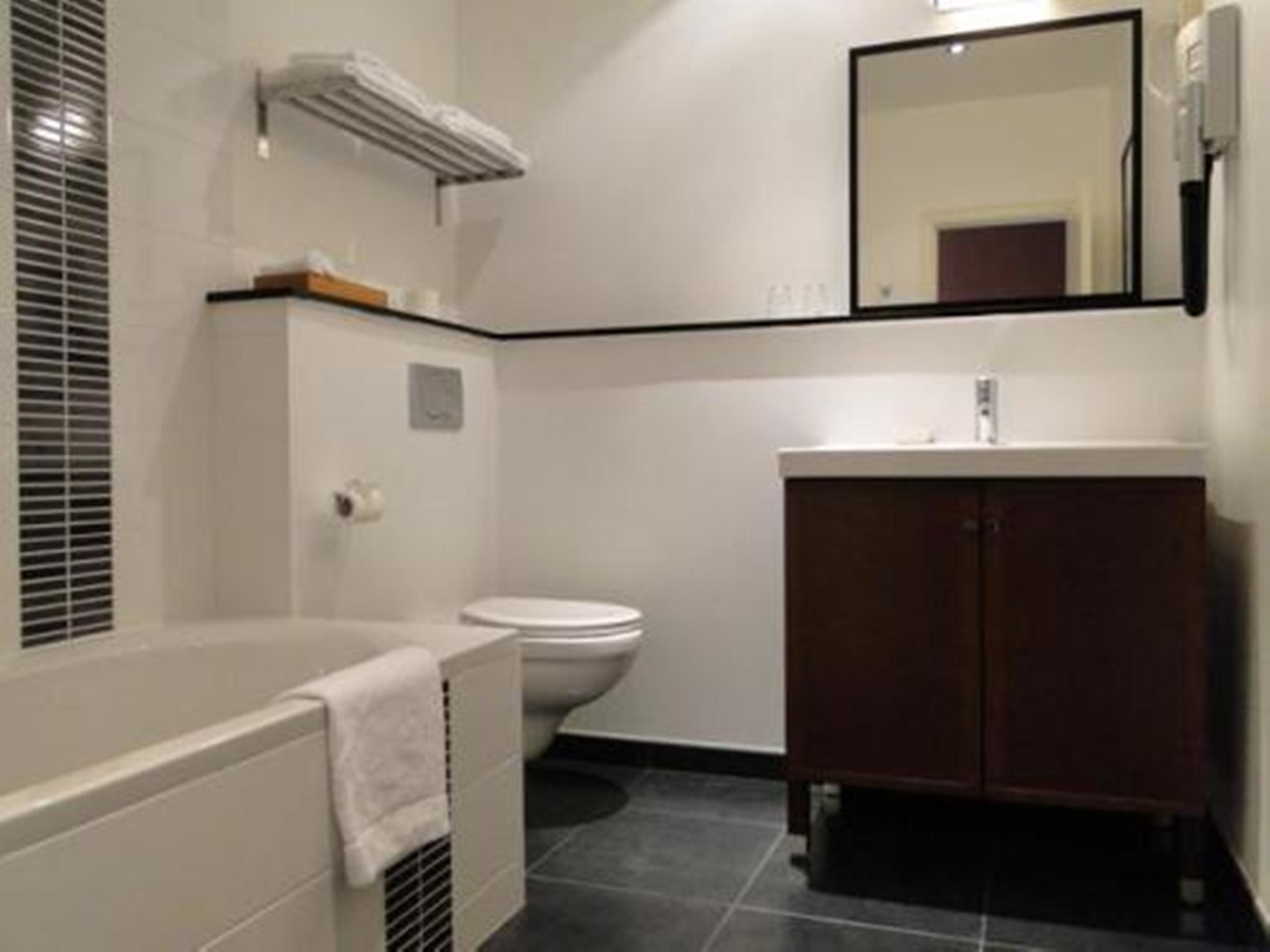 Twin Room | Bathroom | Free toiletries, hair dryer, towels