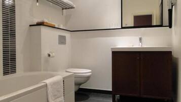 Twin Room | Bathroom | Free toiletries, hair dryer, towels