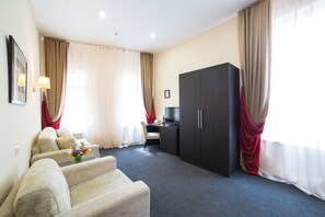 Minibar, caja de seguridad en la habitación y escritorio 