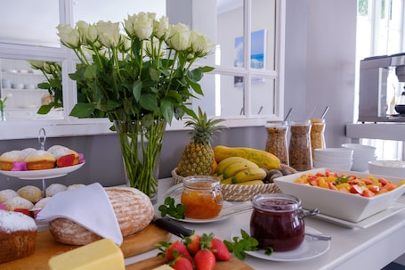 Food and drink. White Lodge Constantia Guest House