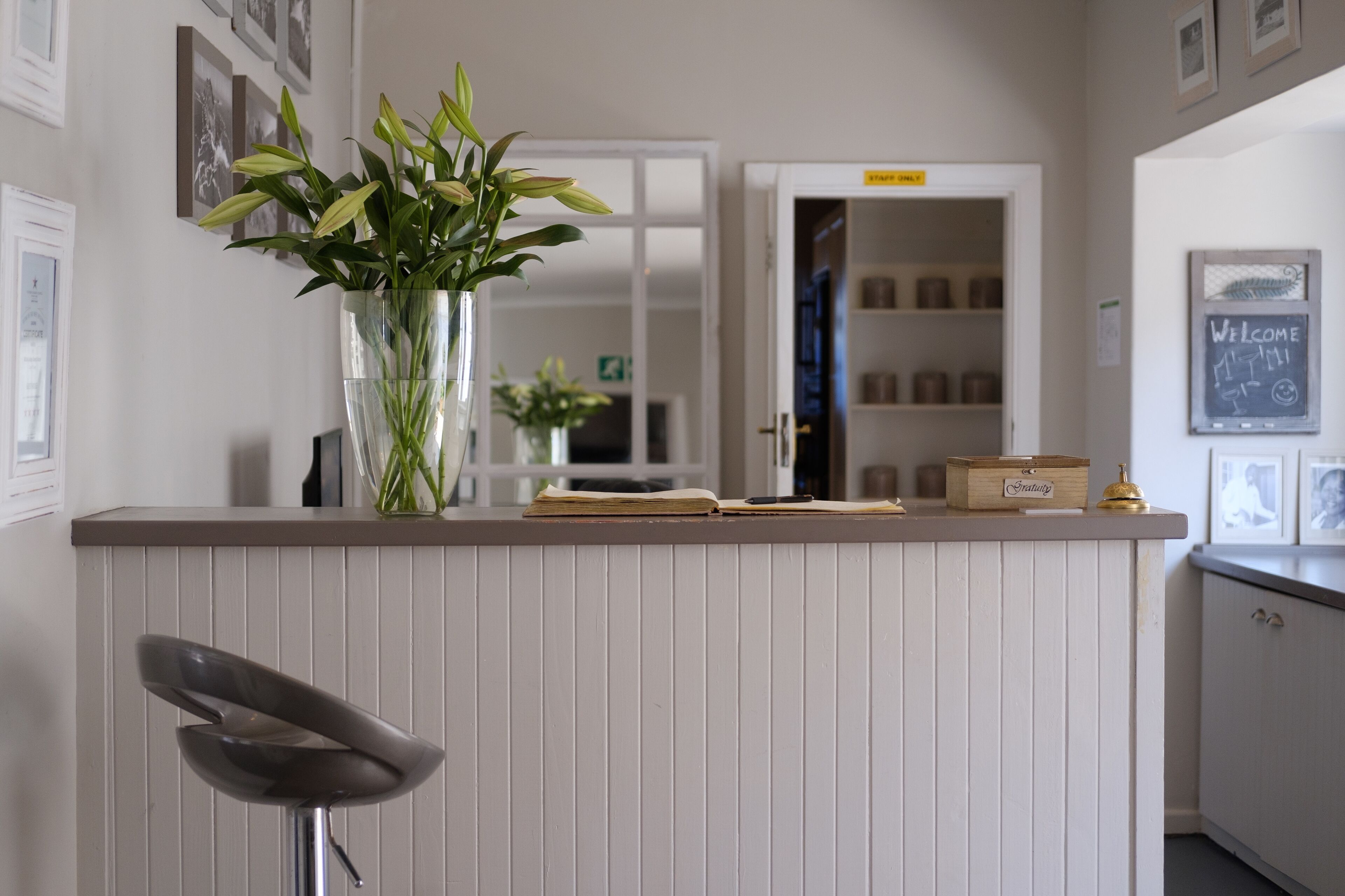 ฝ่ายต้อนรับ