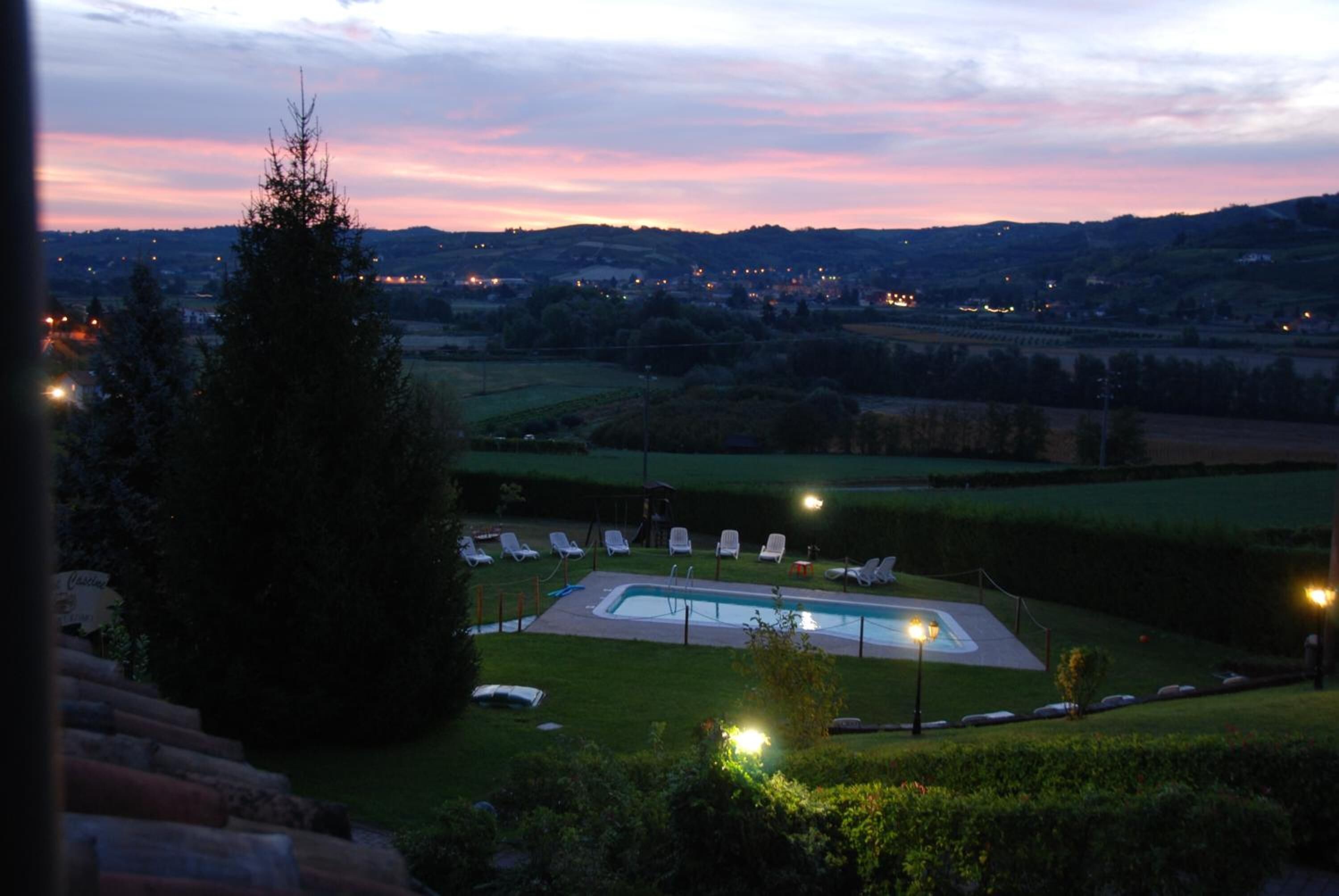 Kolam renang outdoor musiman