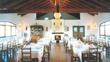 Aperto a colazione, pranzo e cena, cucina locale 