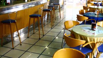 Desayuno continental (EUR 8 por persona)