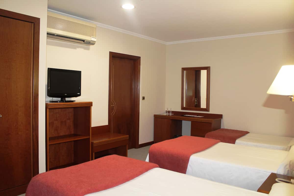 Triple Room | Free WiFi, bed sheets
