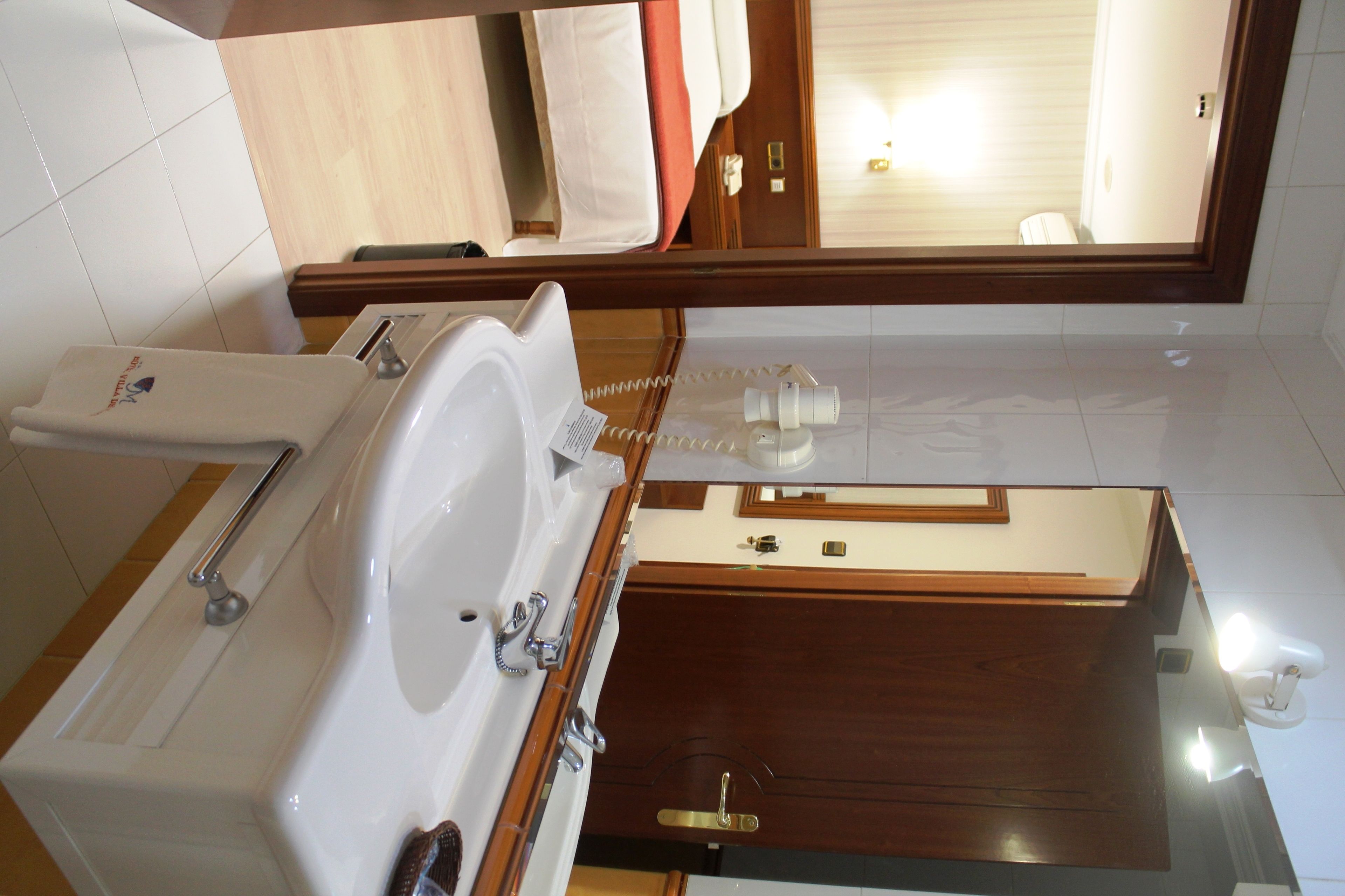 standard single room | bathroom | free toiletries, hair dryer, towels, soap
