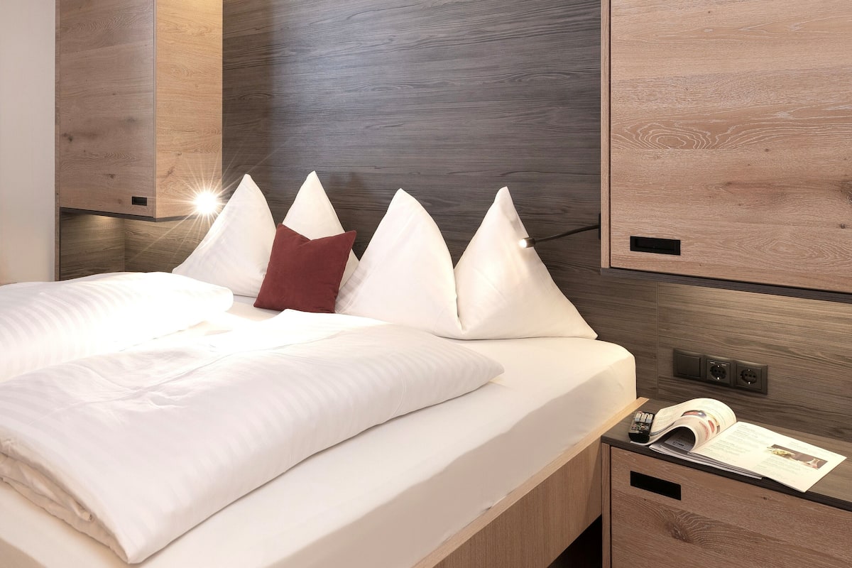 Apartment, 2 Bedrooms, Balcony (SUITE) | 1 bedroom, hypo-allergenic bedding, in-room safe, soundproofing