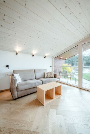 Leilighet – deluxe (SYNFONIE) | Oppholdsområde | En 20-tommers TV med kabel-kanaler