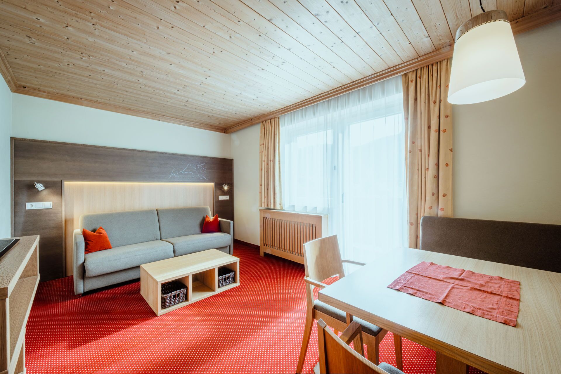 Apartment, 1 Schlafzimmer, Balkon (QUARTETT) | Wohnbereich | 20-Zoll-Fernseher mit Kabelempfang