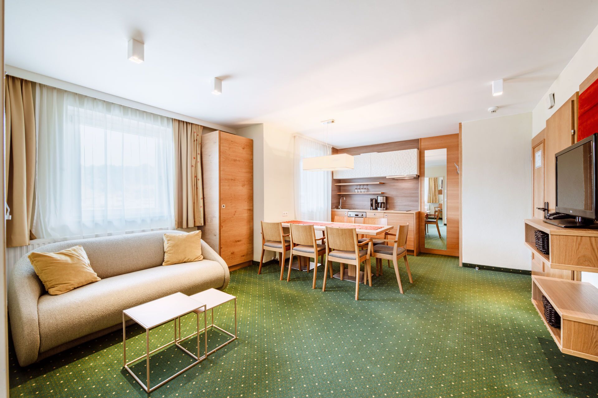 Apartment, 2 Schlafzimmer, Balkon (SUITE) | Wohnbereich | 20-Zoll-Fernseher mit Kabelempfang