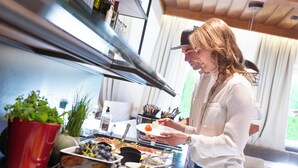 Un buffet proposant une variété de plats et agrémenté d’une plante en pot.
