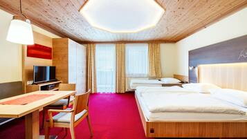 Studio, Balcony (Junge Familie) | Hypo-allergenic bedding, in-room safe, soundproofing