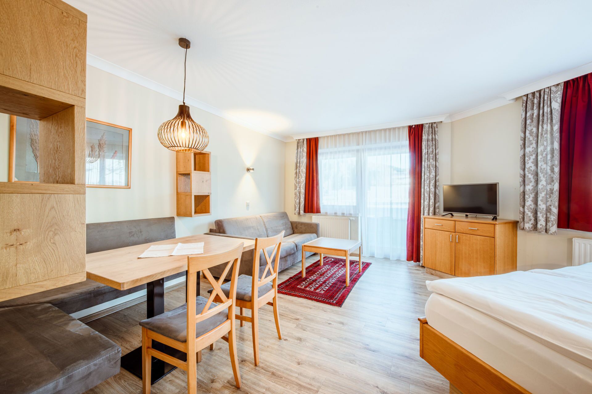 Apartment, 2 Schlafzimmer, Balkon (KOKON) | Wohnbereich | 20-Zoll-Fernseher mit Kabelempfang