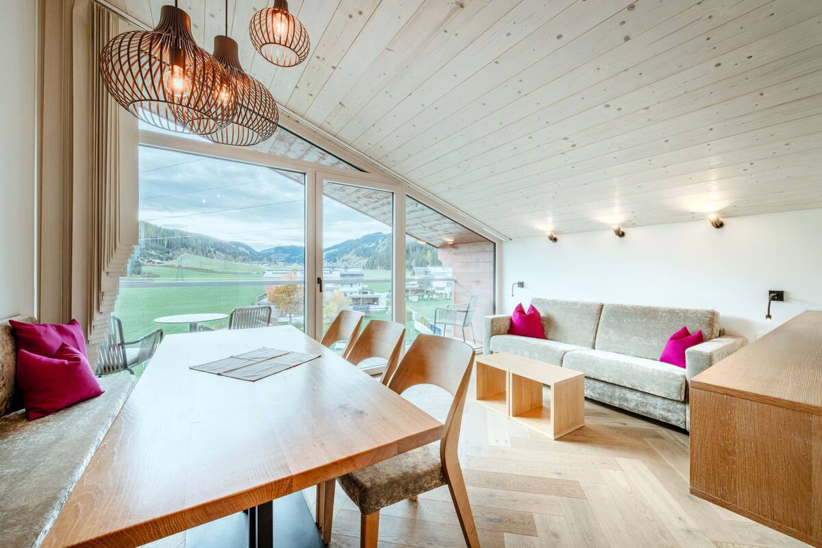 Deluxe Apartment (SYNFONIE) | Living area | 20-inch TV with cable channels