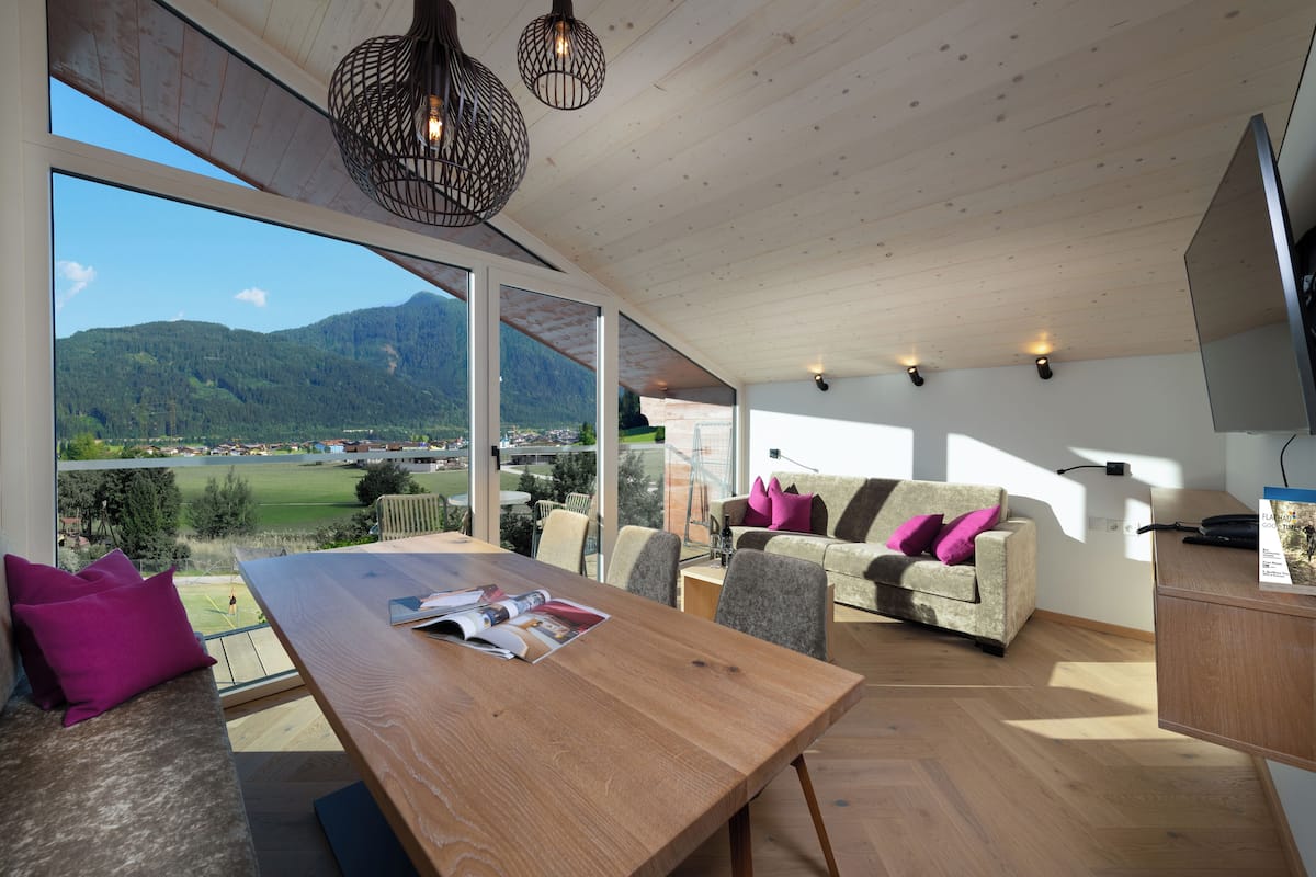 deluxe apartment (synfonie) | living area | 20-inch tv with cable channels