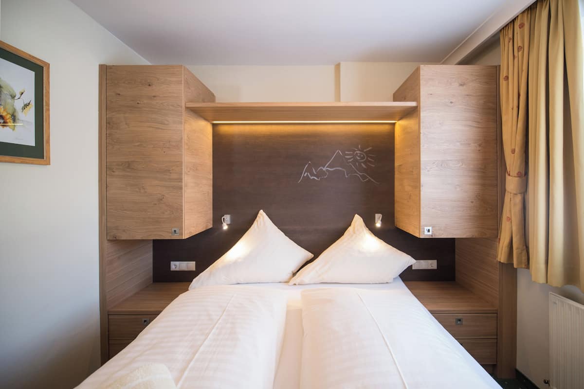 1 bedroom, hypo-allergenic bedding, in-room safe, soundproofing