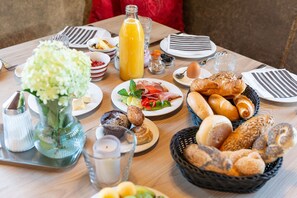 Desayuno buffet diario (EUR 19 por persona)