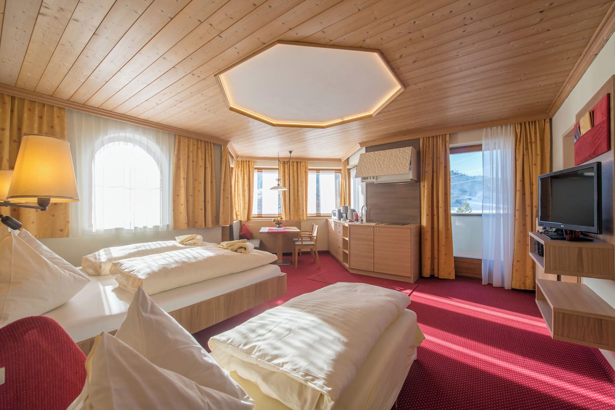 Studio, Balcony (Junge Familie) | 1 bedroom, hypo-allergenic bedding, in-room safe, soundproofing
