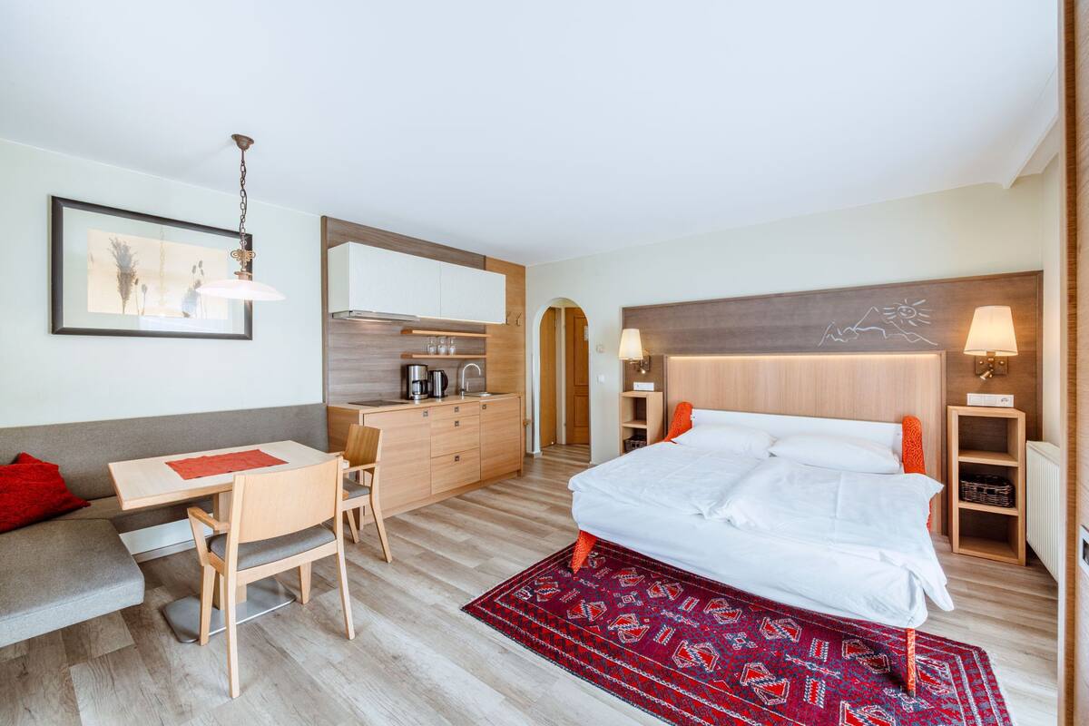 Apartment, 1 Bedroom, Balcony (QUARTETT) | Living area | 20-inch TV with cable channels