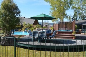 Outdoor pool - Cedarwood Lakeside (Rotorua)