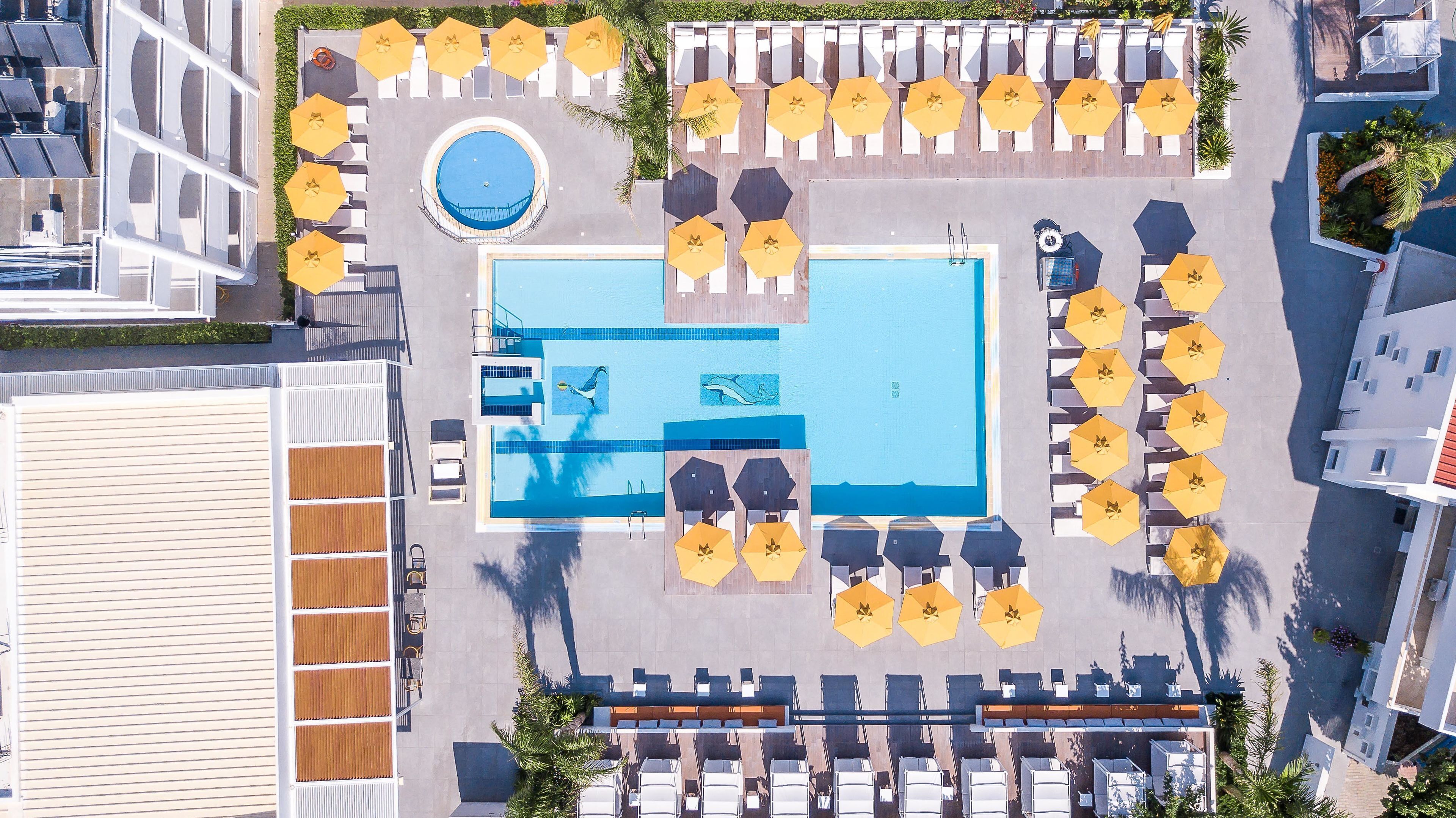 Piscina externa, guarda-sóis, espreguiçadeiras