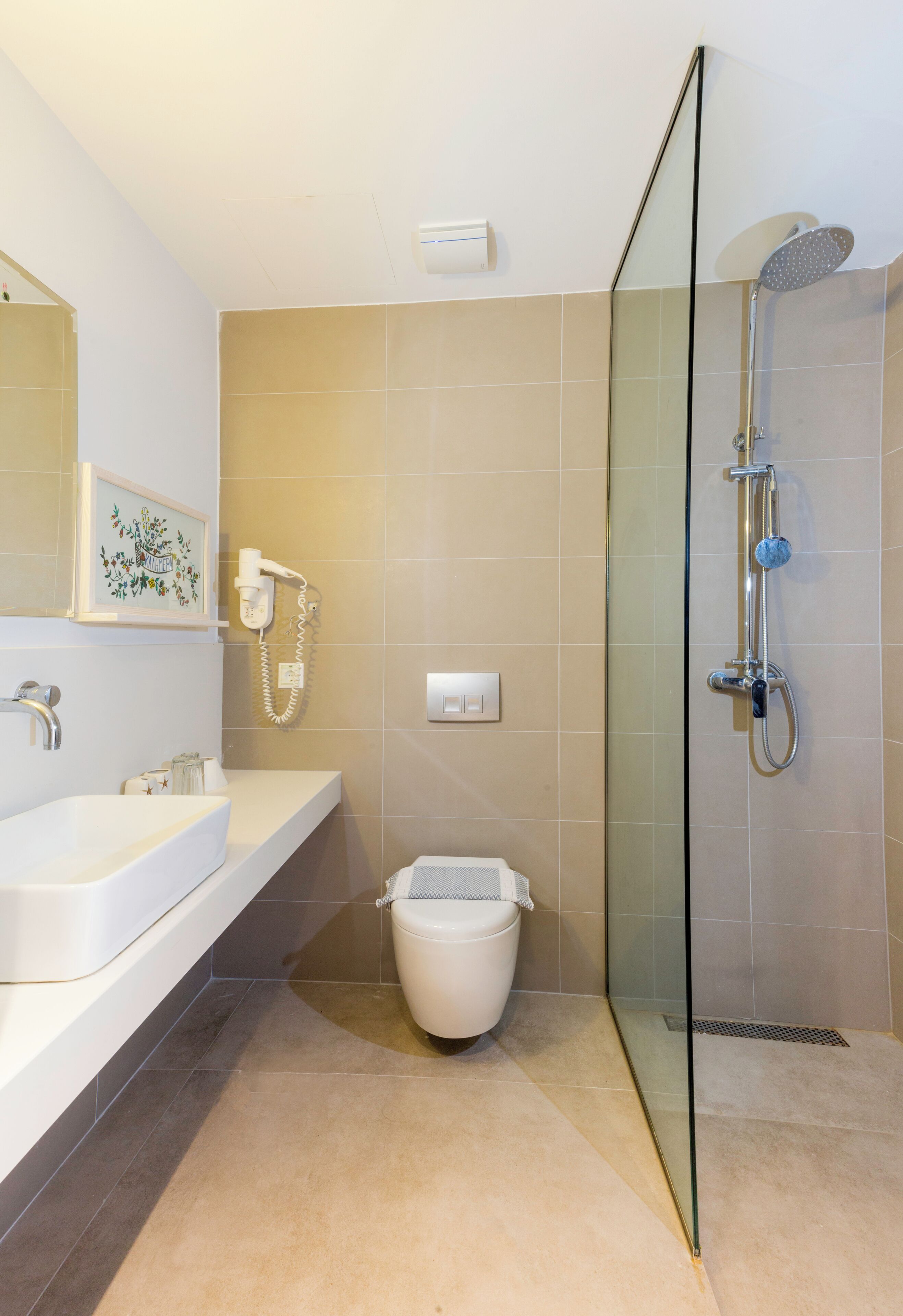 combined shower/bathtub, free toiletries, hair dryer, towels