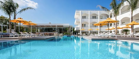 Double or Twin Standard with Pool View | Vista desde la habitación