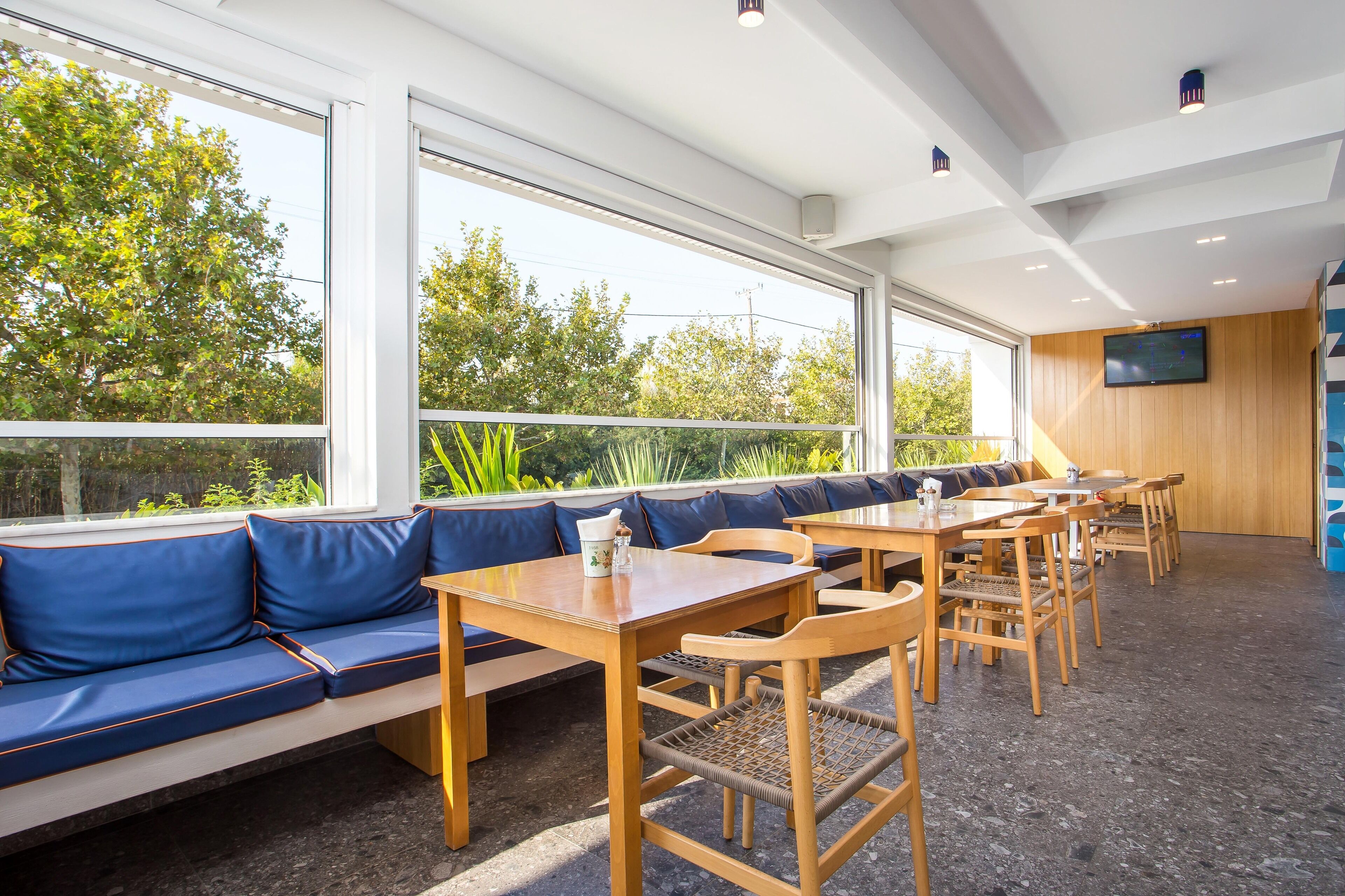 Breakfast, lunch, dinner served; international cuisine 