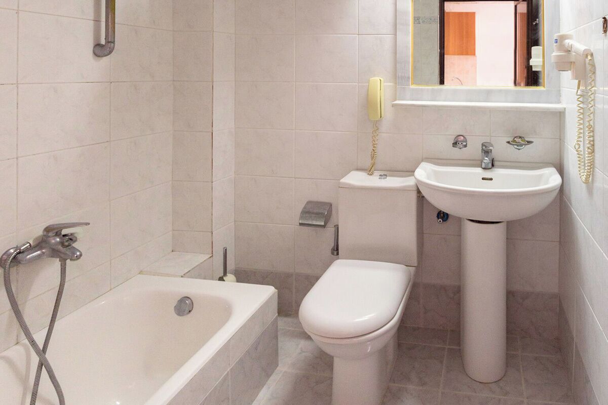 double or twin standard with pool view | bathroom | combined shower/bathtub, free toiletries, hair dryer, towels