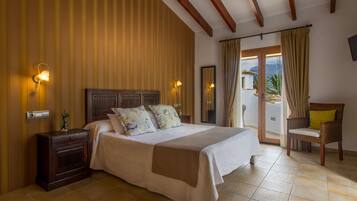 Traditional Double Room, 1 Queen Bed, Balcony | Minibar, in-room safe, desk, laptop workspace