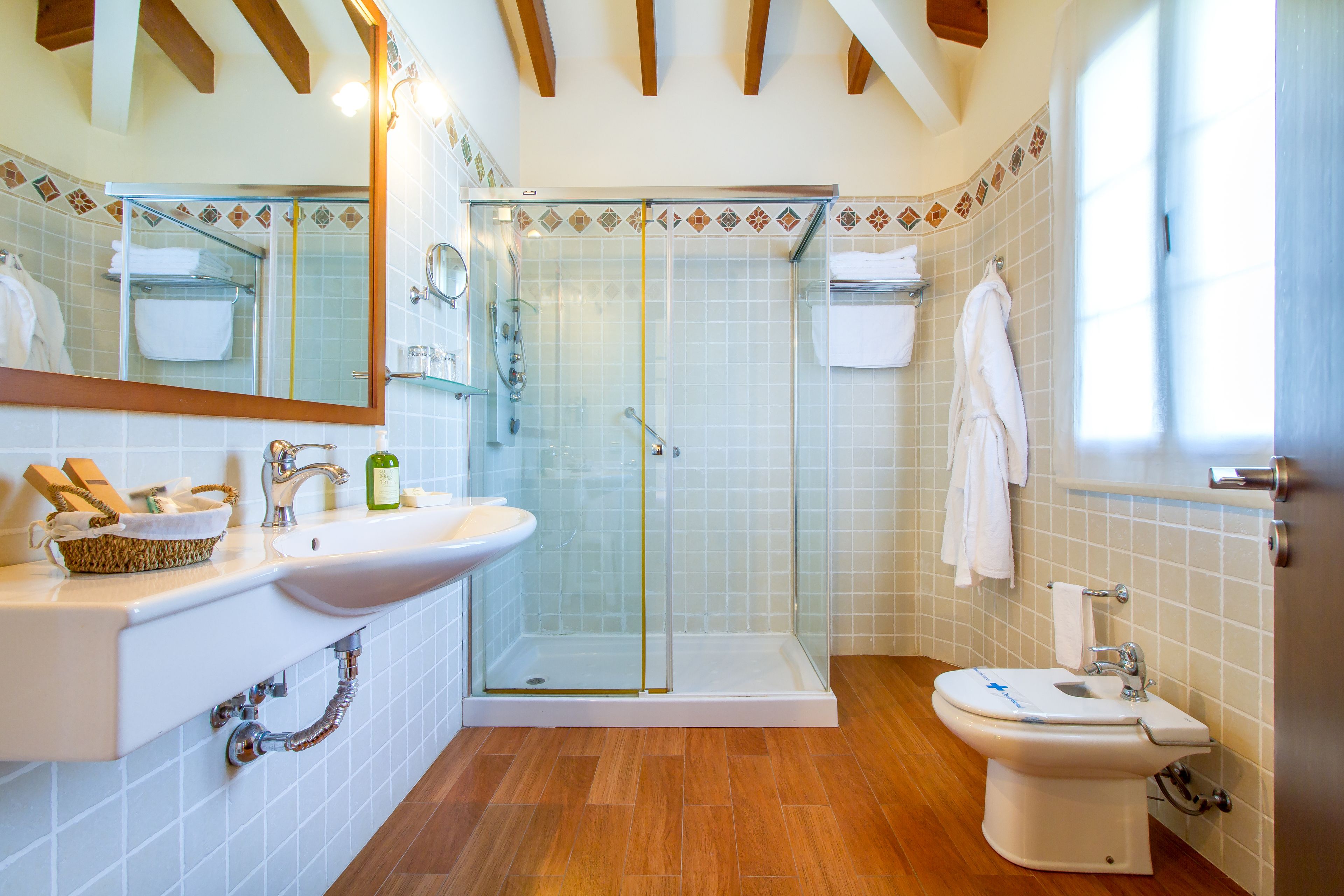 classic double room | bathroom | free toiletries, hair dryer, bidet, towels