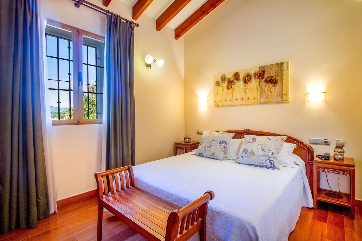 Minibar, in-room safe, desk, laptop workspace