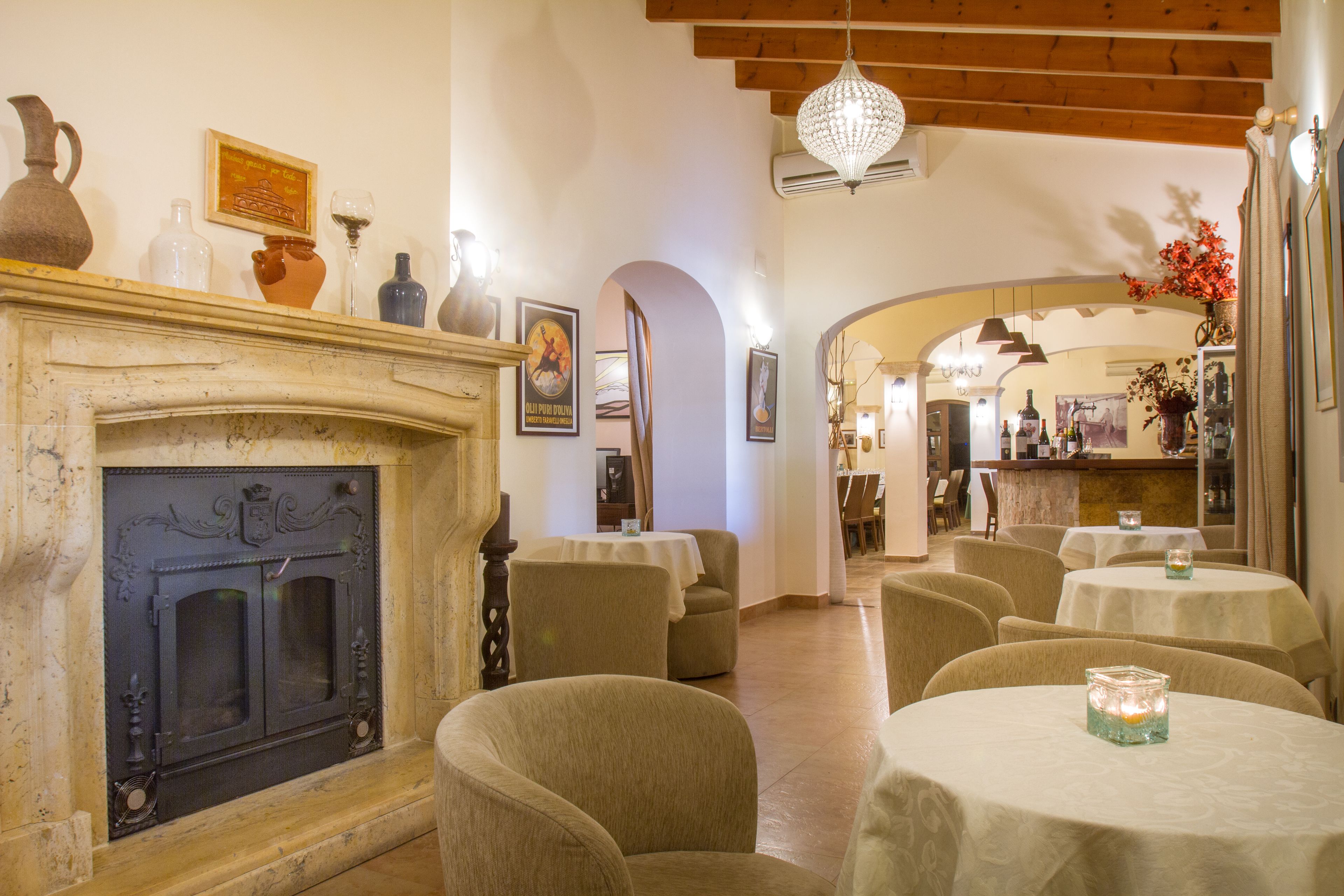 Un interior acogedor con chimenea, asientos cómodos y una zona de bar.