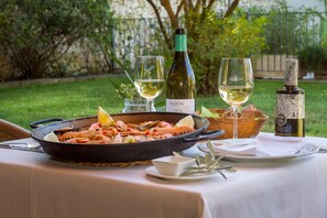 Se sirven desayunos y cocina mediterránea, con vista a la piscina 