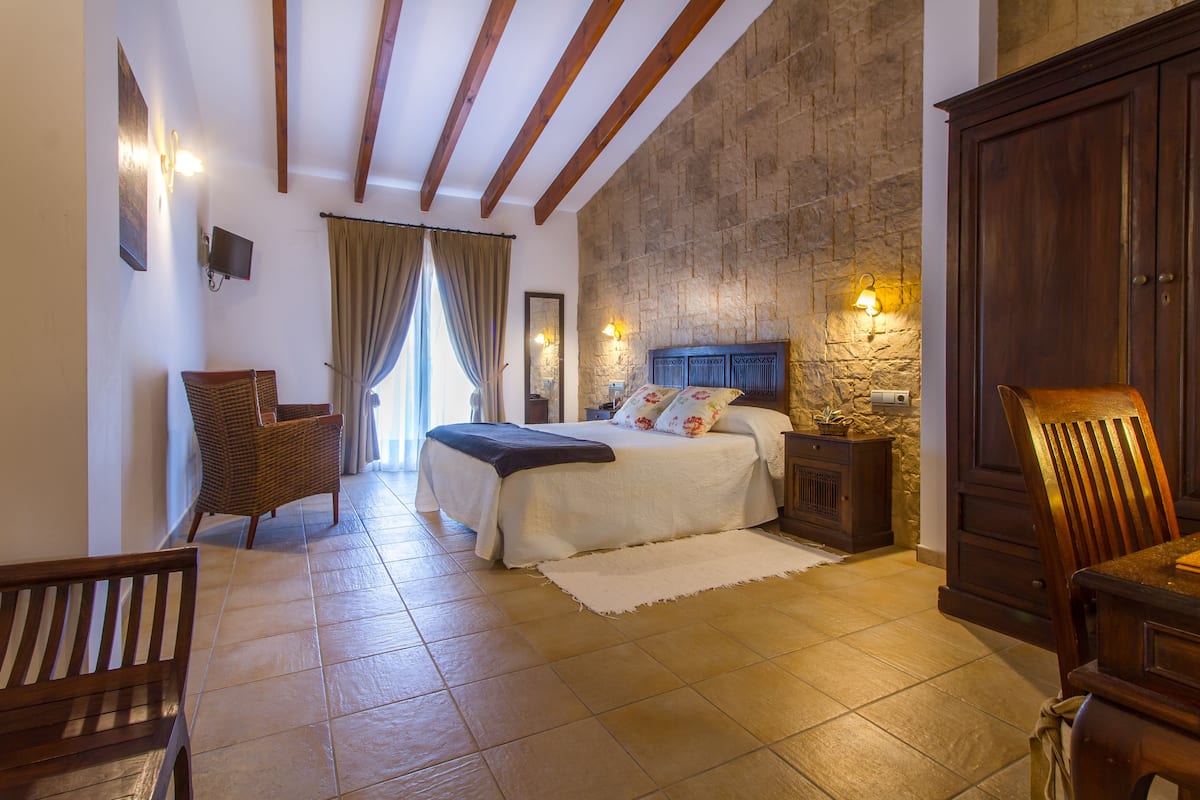 traditional double room, 1 queen bed, balcony | 1 bedroom, minibar, in-room safe, desk