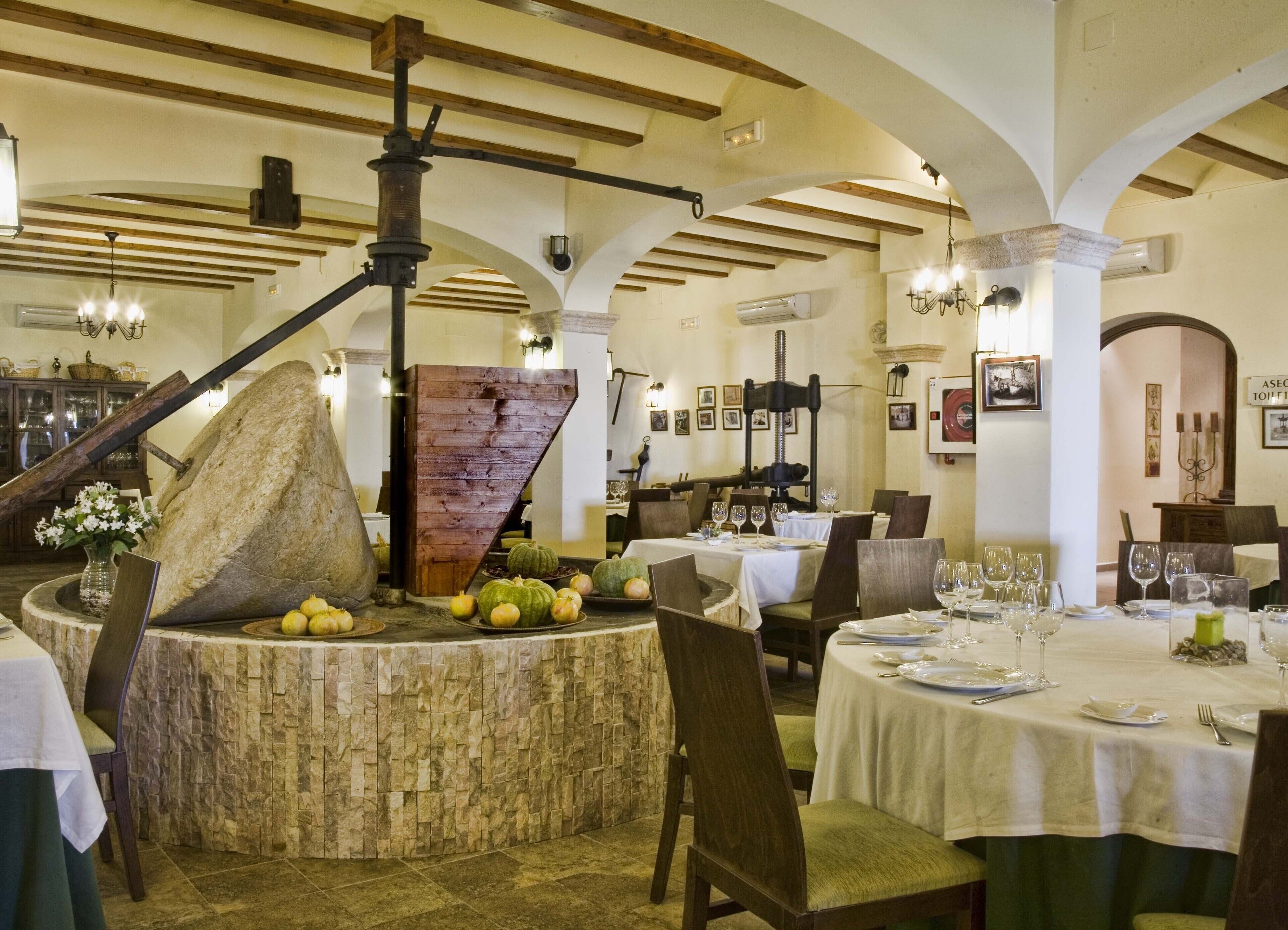 朝食、ランチ、ディナーに営業 (地中海料理、プール ビュー)