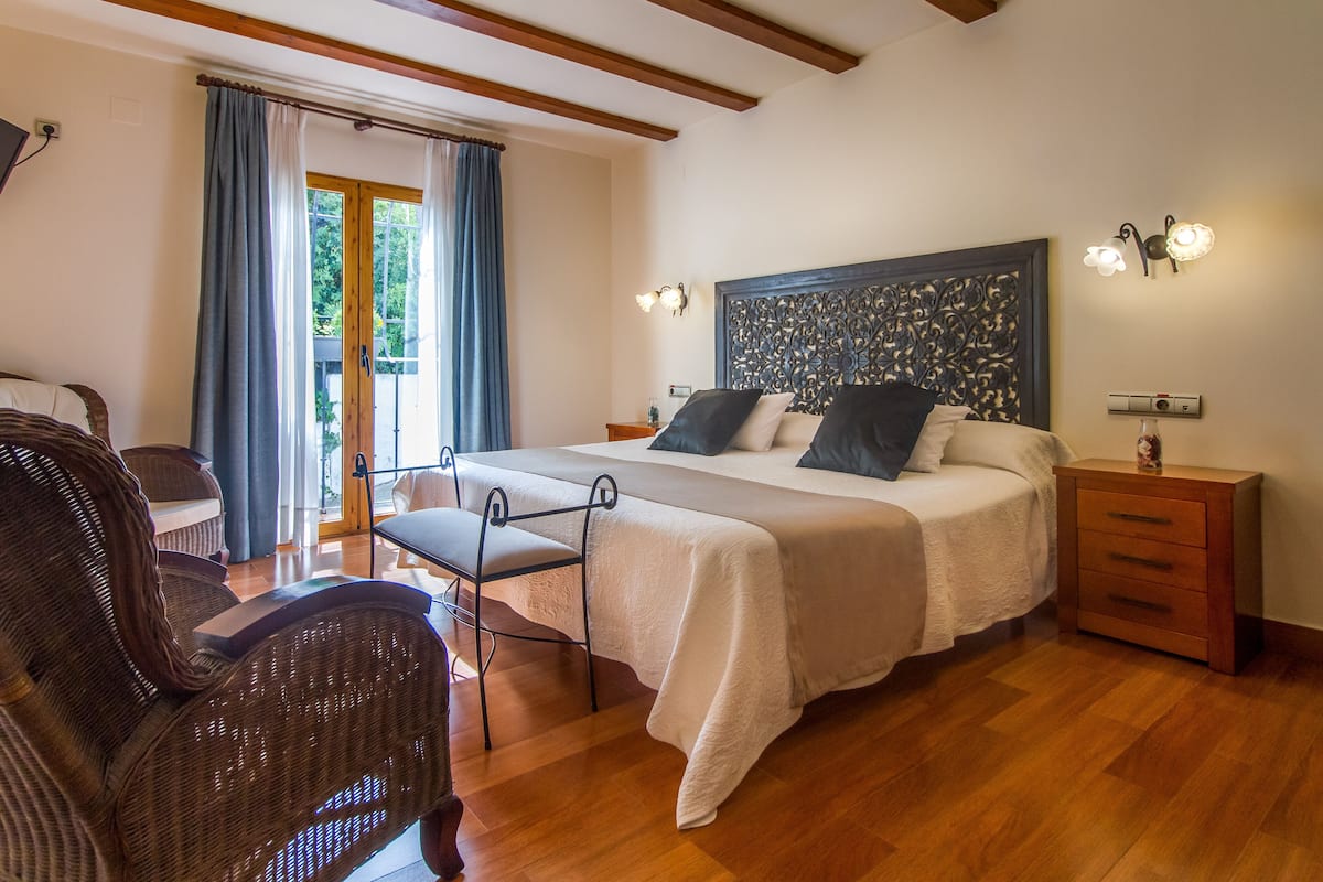 Standard Double Room, 1 King Bed | Minibar, in-room safe, desk, laptop workspace
