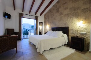 Habitación tradicional doble, 1 cama de matrimonio, balcón | Minibar, caja fuerte, escritorio y espacio para trabajar con un portátil