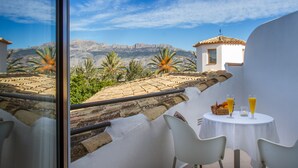 A balcony with a table set for two, overlooking a mountainous landscape with palm trees. - Hotel Tossal d'Altea (Altea)