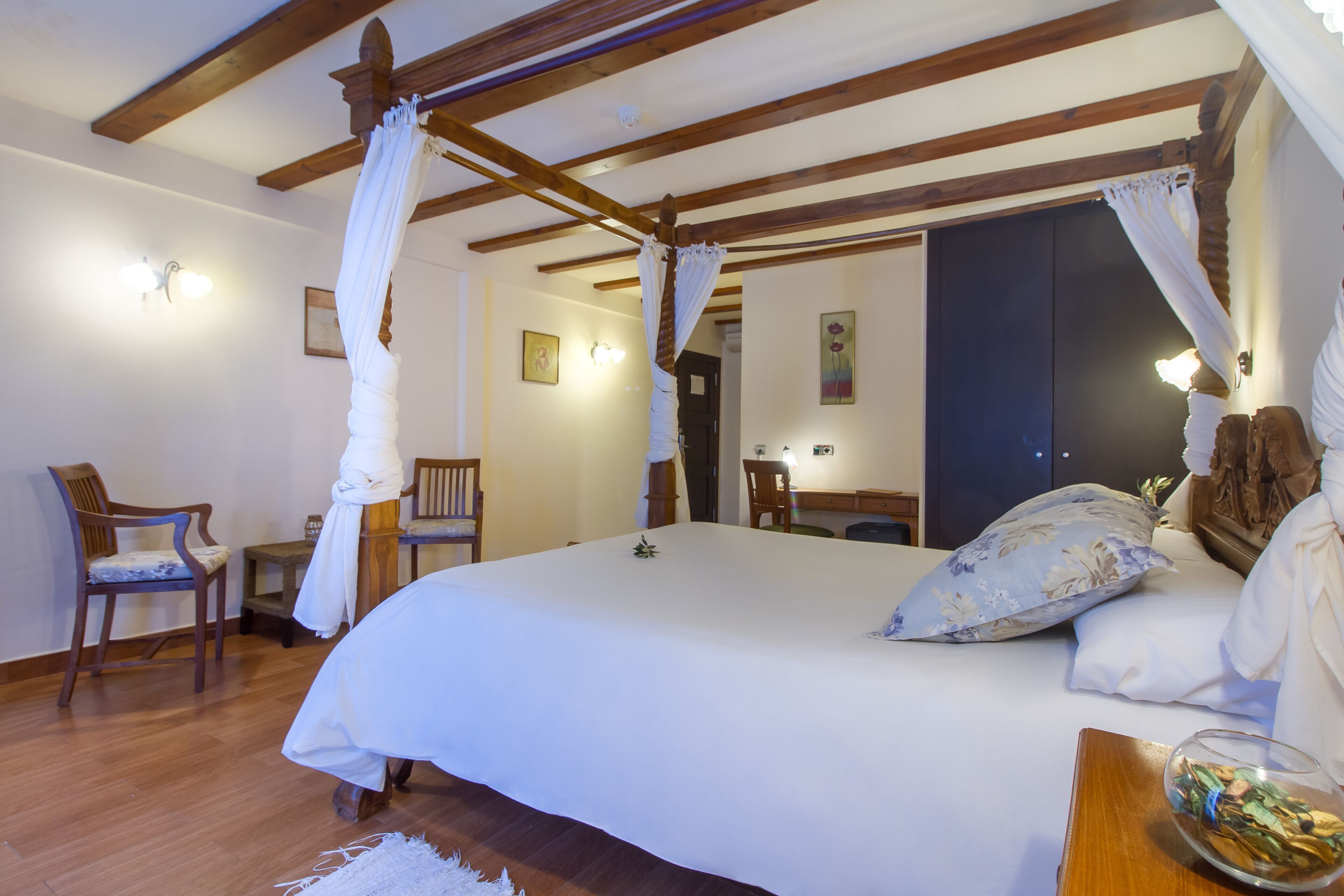 Minibar, in-room safe, desk, laptop workspace